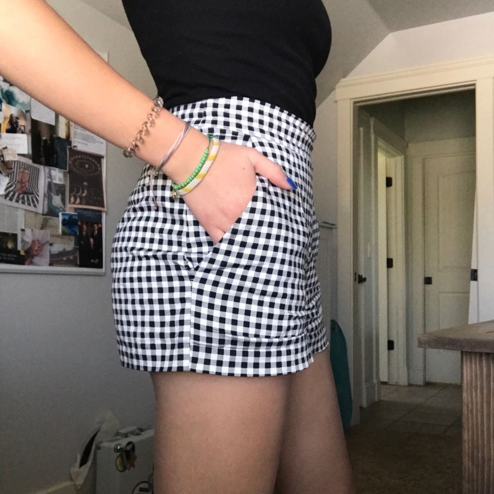 pleated high waisted gingham checked shorts! - Picture 2 of 6